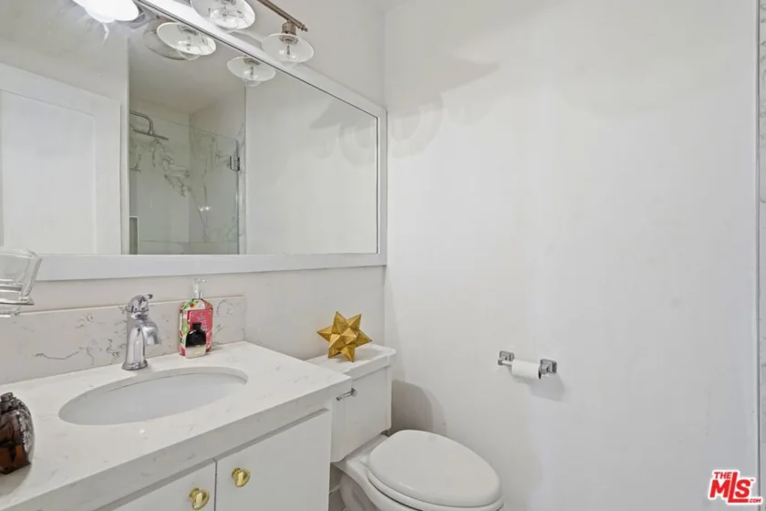 625 N Flores Street #104 photo 15