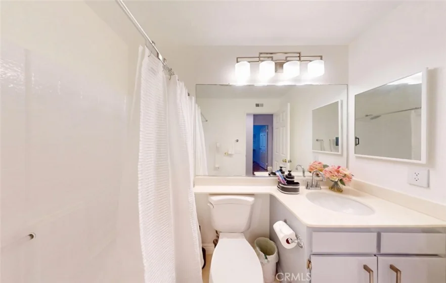 210 California Court photo 27