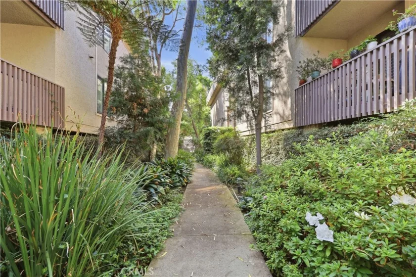 15207 Magnolia Boulevard #119 photo 41