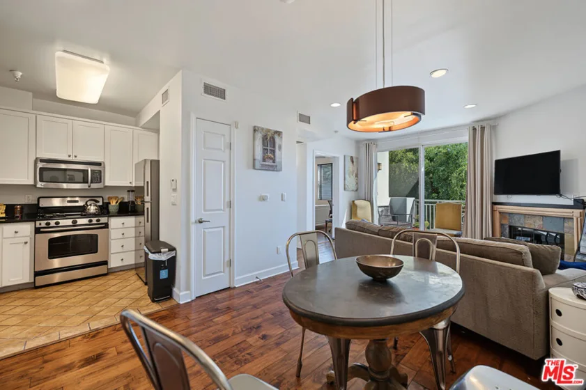 6038 Carlton Way #305 photo 4