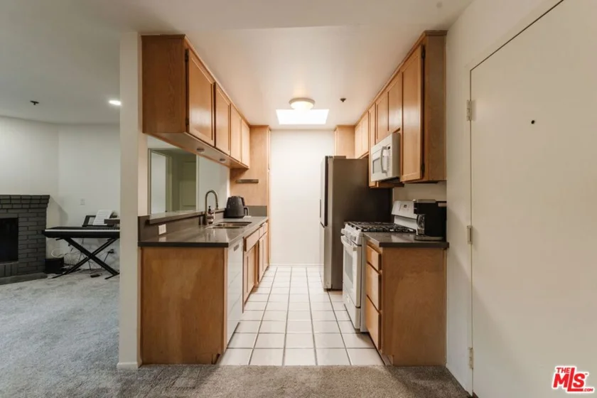 1731 Barry Avenue #214 photo 22