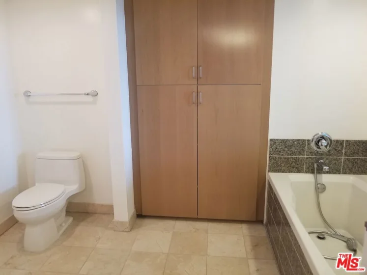 13700 Marina Pointe Drive #1219 photo 32