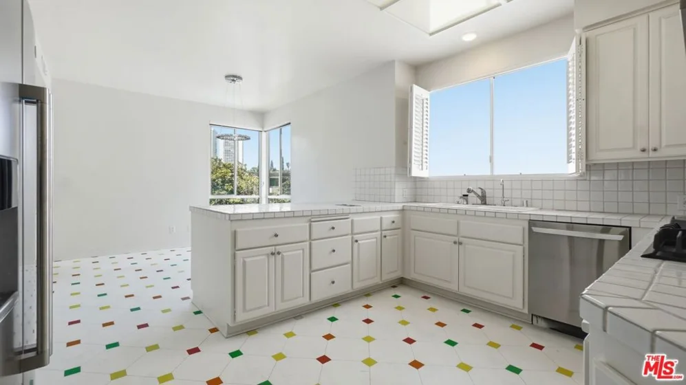 1220 Roxbury Drive #302 photo 8