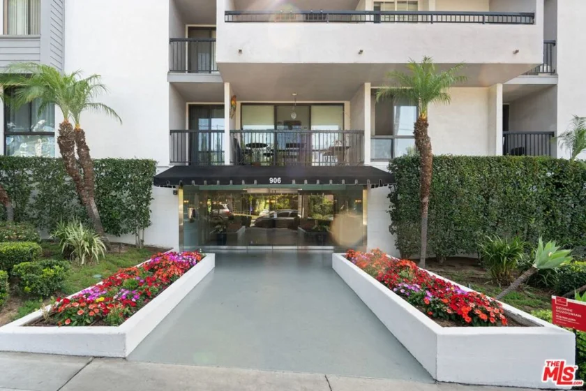 906 N Doheny Drive #221 photo 2