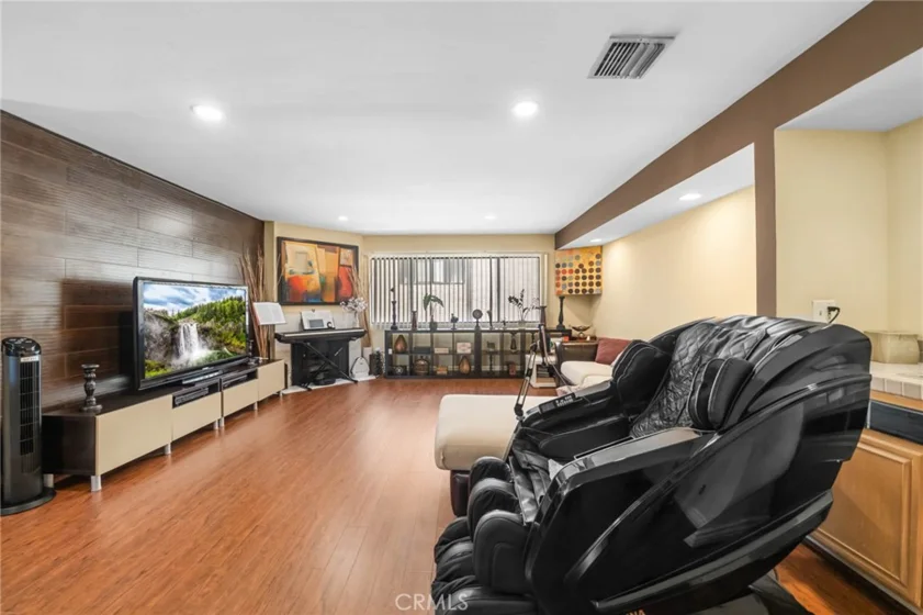554 E San Jose #203 photo 27