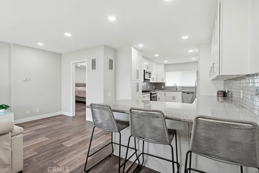 1860 W Glenoaks #L photo 4