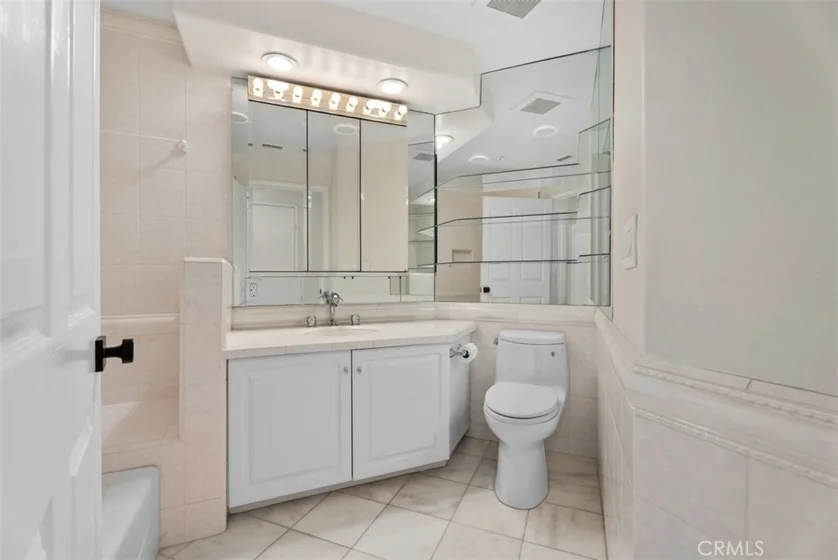 2600 Newport photo 26