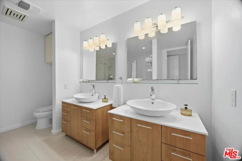 1271 Granville Avenue #402 photo 18