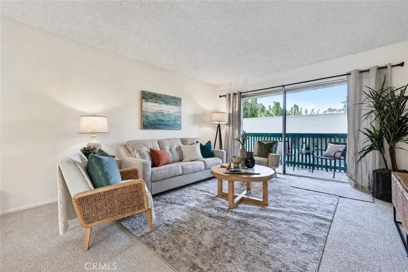 576 N Bellflower photo 3
