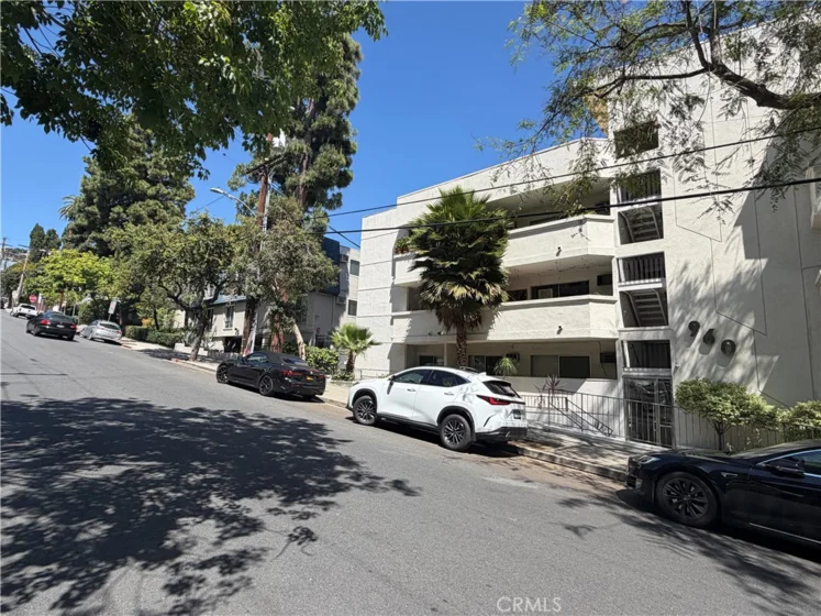 960 Larrabee photo 2