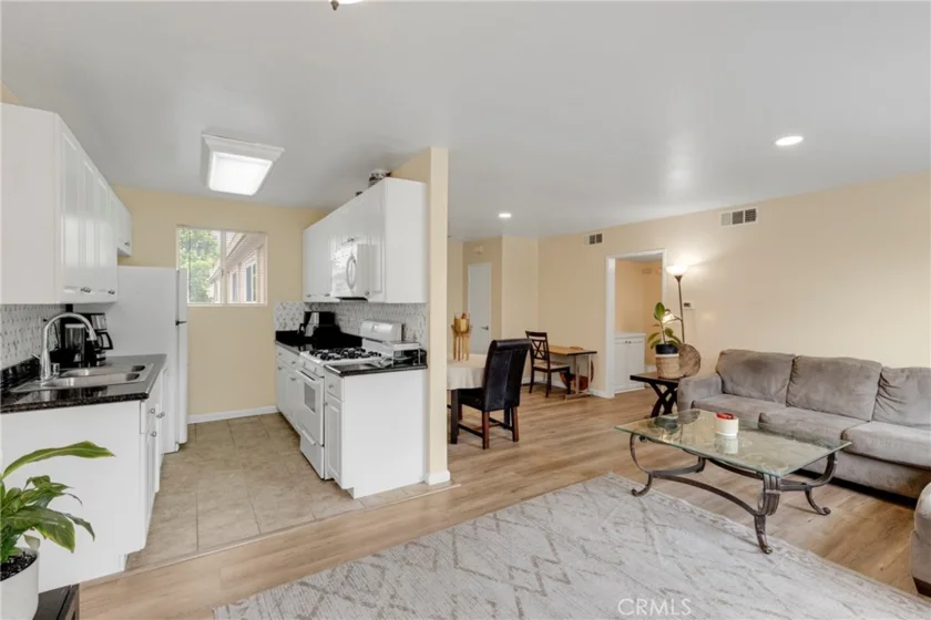 20214 Cohasset Street #16 photo 6