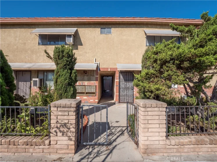 7905 Agnes #10 photo 1
