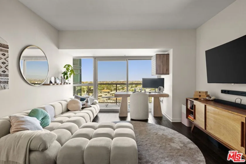 13700 Marina Pointe Drive #809 photo 2