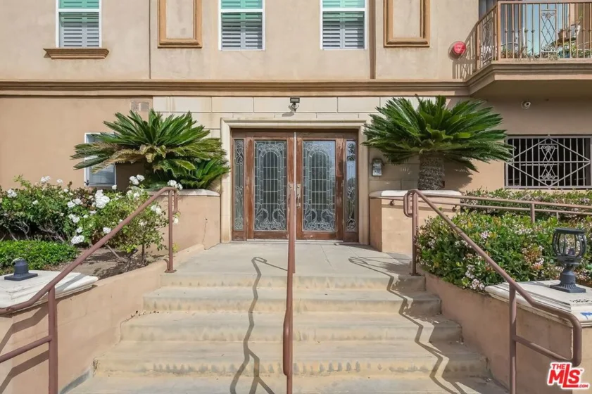 956 S Wilton Place #201 photo 2