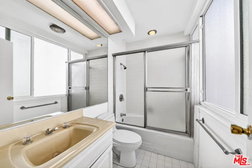 540 Kelton Avenue #402 photo 19