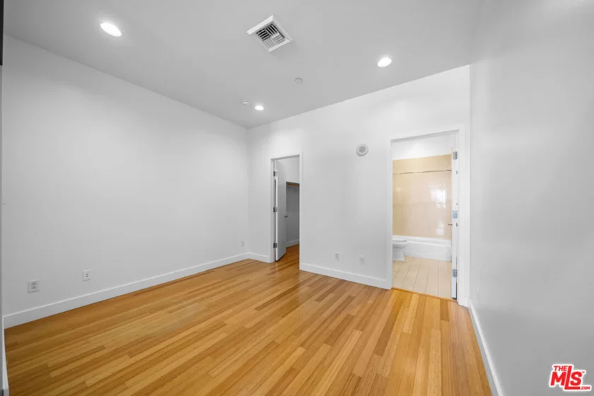 3810 Wilshire Boulevard #1801 photo 9