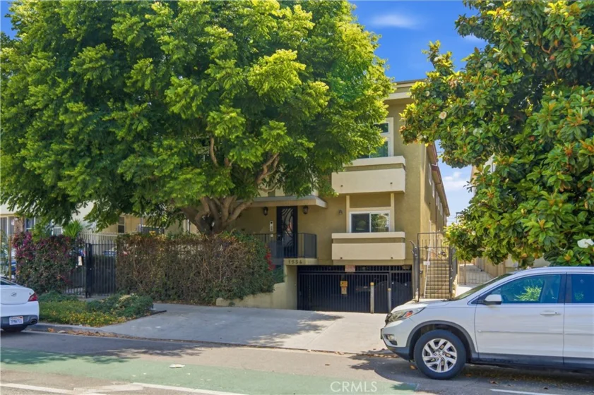 1554 N Hobart #2 photo 2