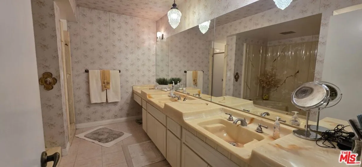 17707 Magnolia Boulevard photo 31