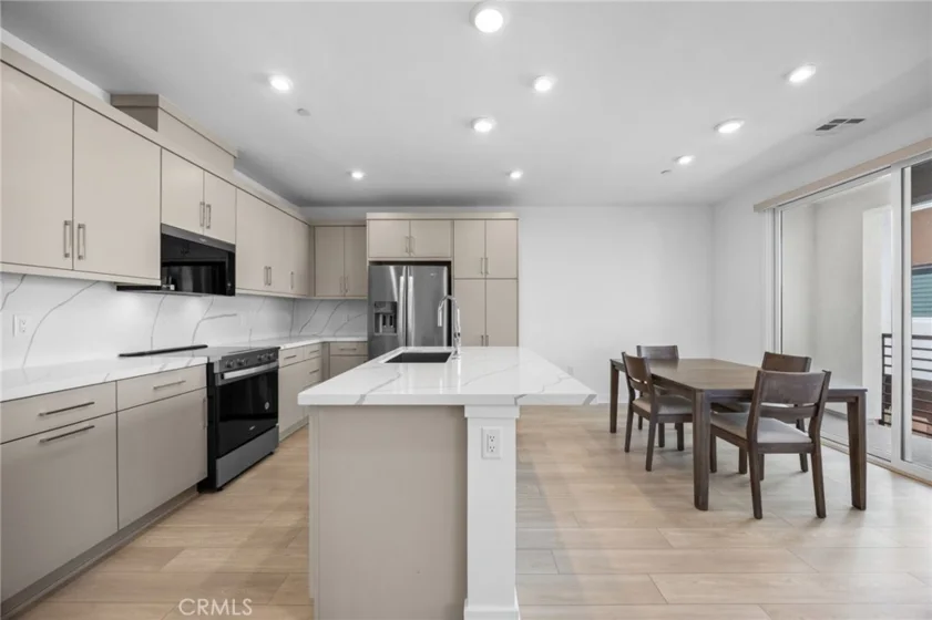 669 S Lyon Street photo 18
