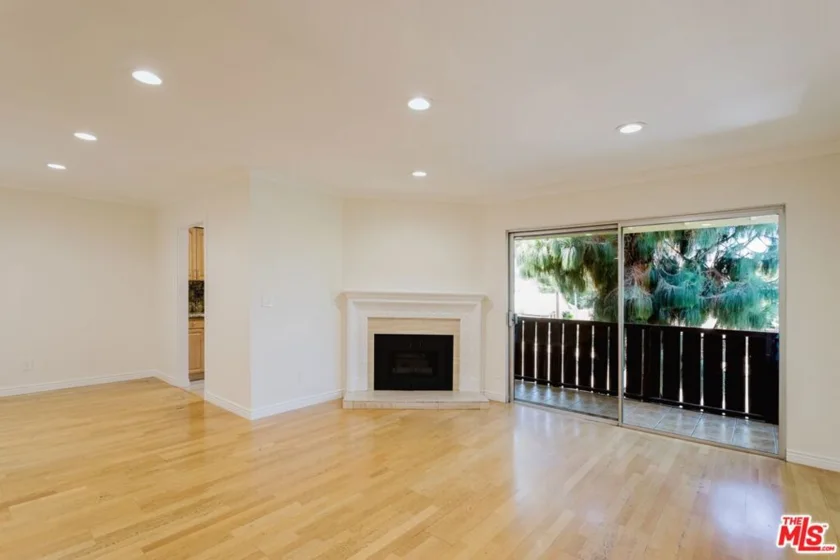 14980 Victory Boulevard #201 photo 4