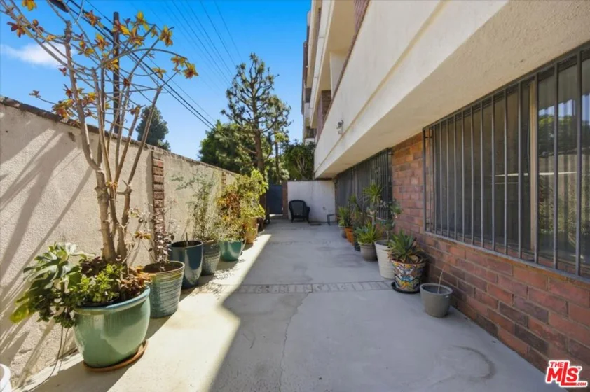 1271 Granville Avenue #402 photo 37
