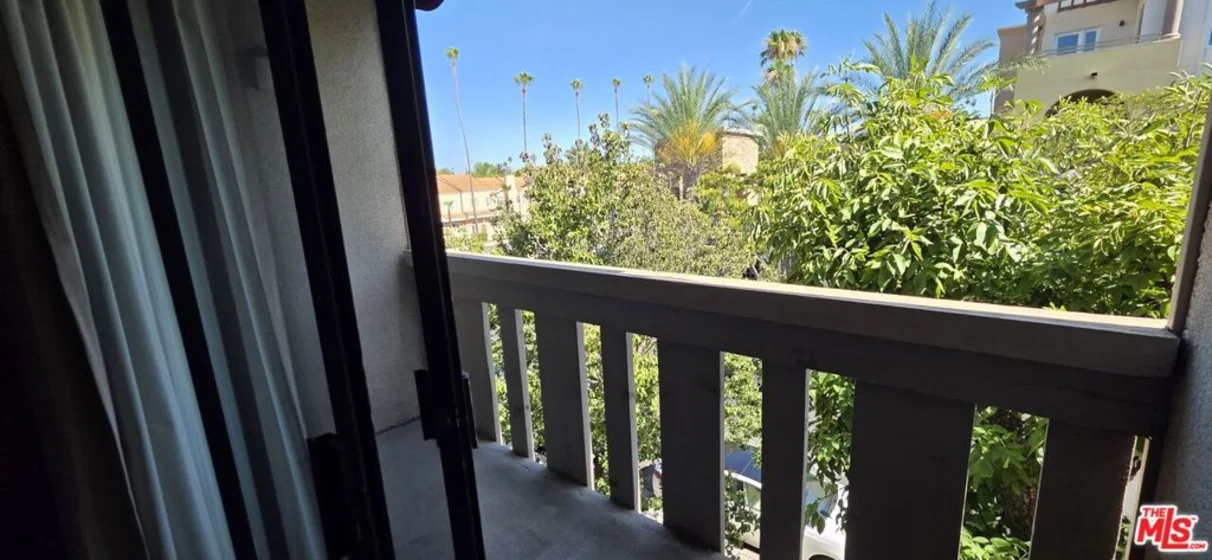 17707 Magnolia Boulevard photo 24