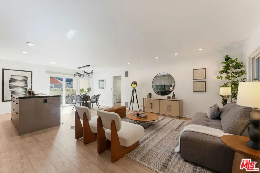 1233 N Laurel Avenue #109 photo 3