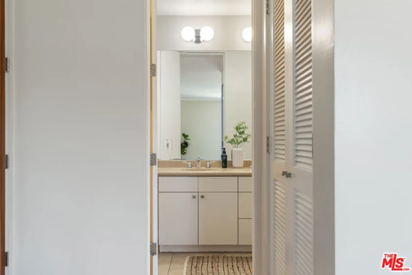330 S Barrington Avenue #201 photo 20