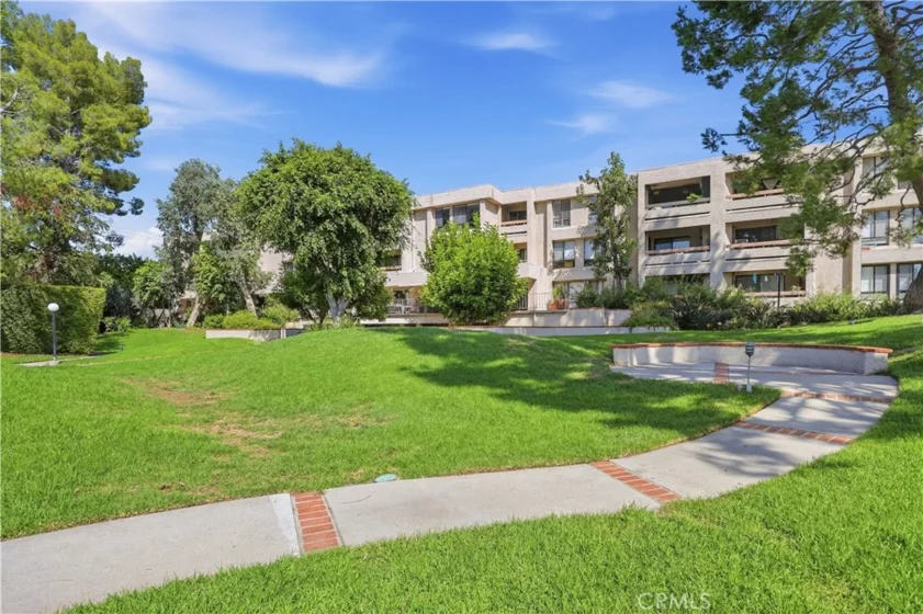 15207 Magnolia Boulevard #119 photo 37