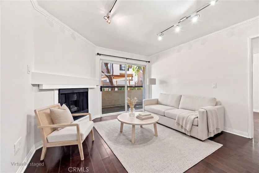 21400 Burbank #106 photo 3