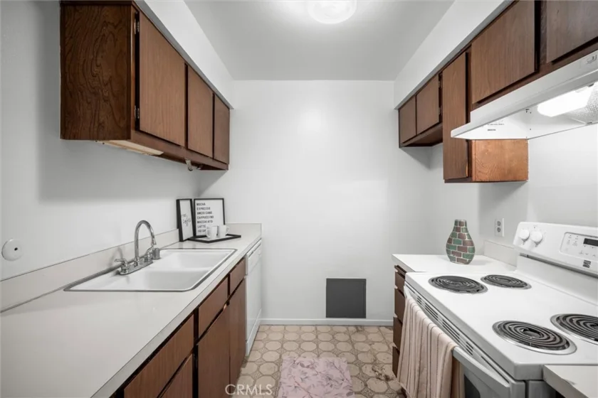8120 Raintree Circle photo 6