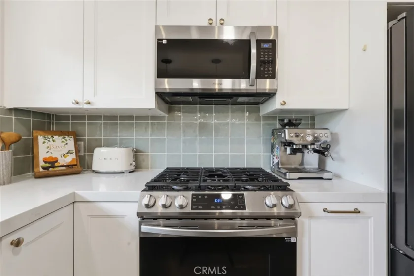 2147 N Beachwood #4 photo 32