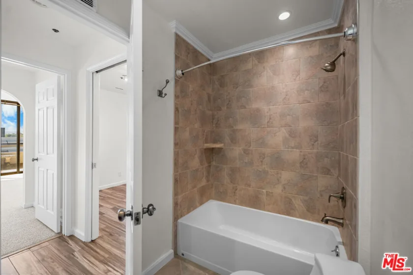 121 S Hope Street #518 photo 21