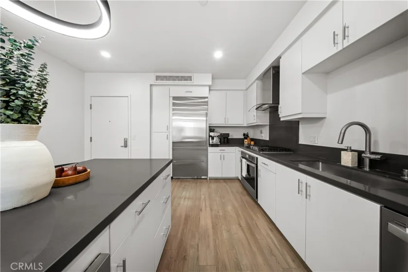2412 Nolita photo 1