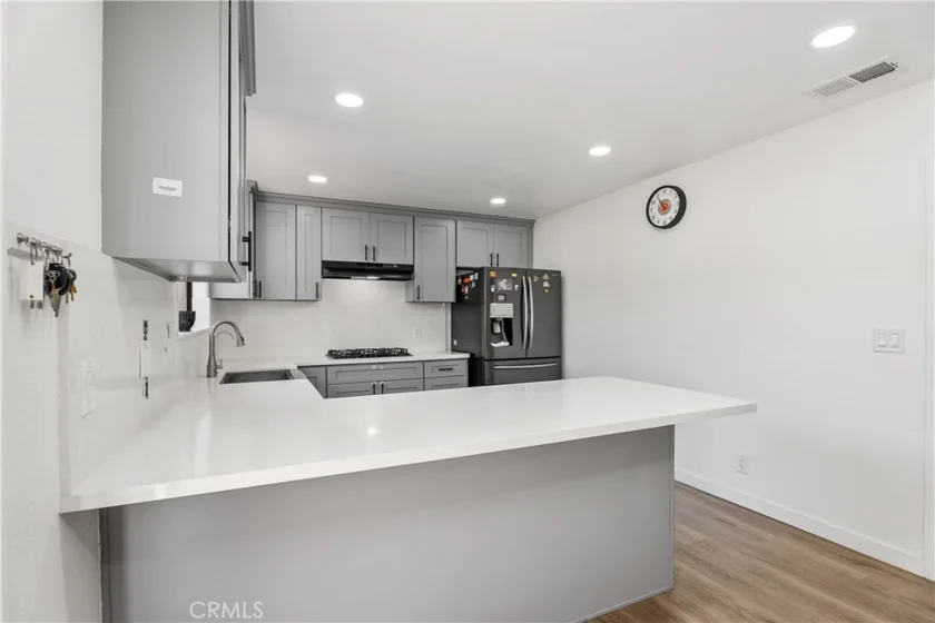 8574 Chapman #A photo 4