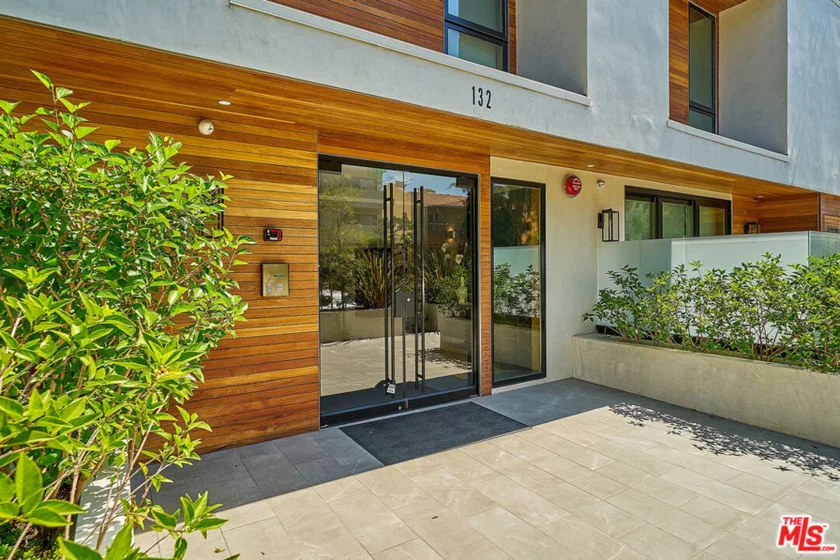 132 N Swall Drive #301 photo 23