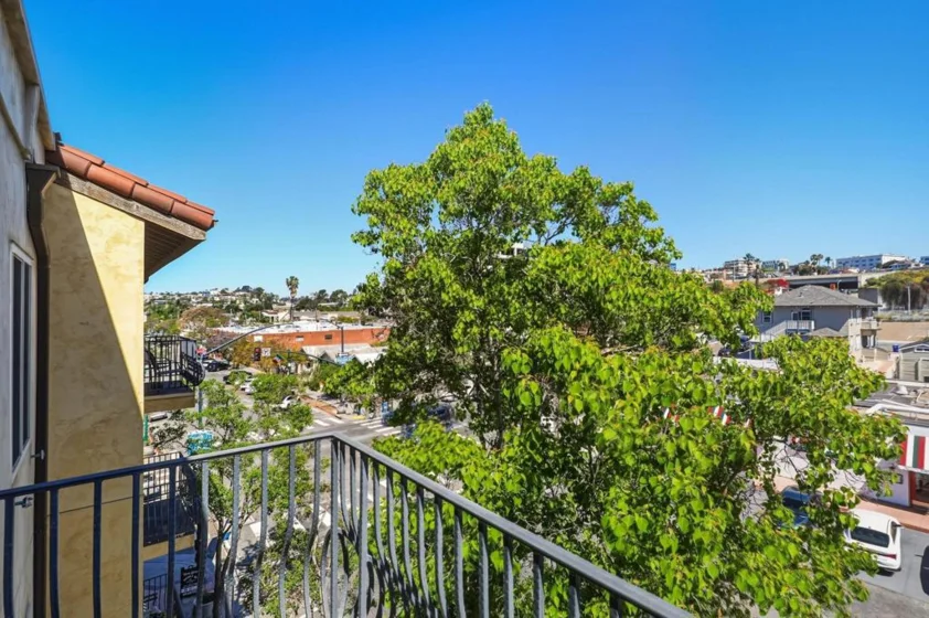 801 W Hawthorn #406 photo 16