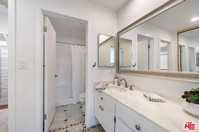 5139 Balboa Boulevard #203 photo 11