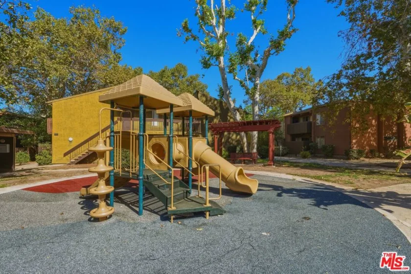 18350 Hatteras Street #250 photo 8