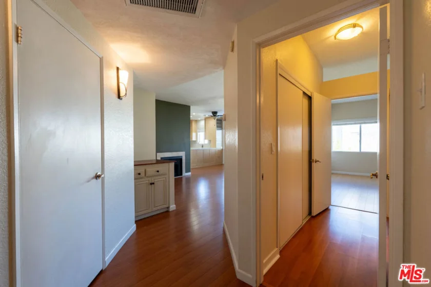 5135 Zelzah Avenue #305 photo 14
