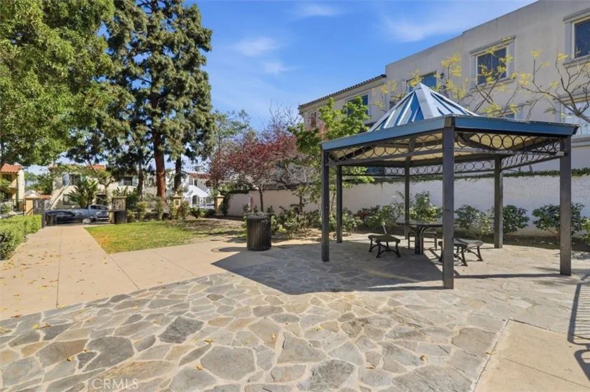 143 N Arnaz Drive #105 photo 31