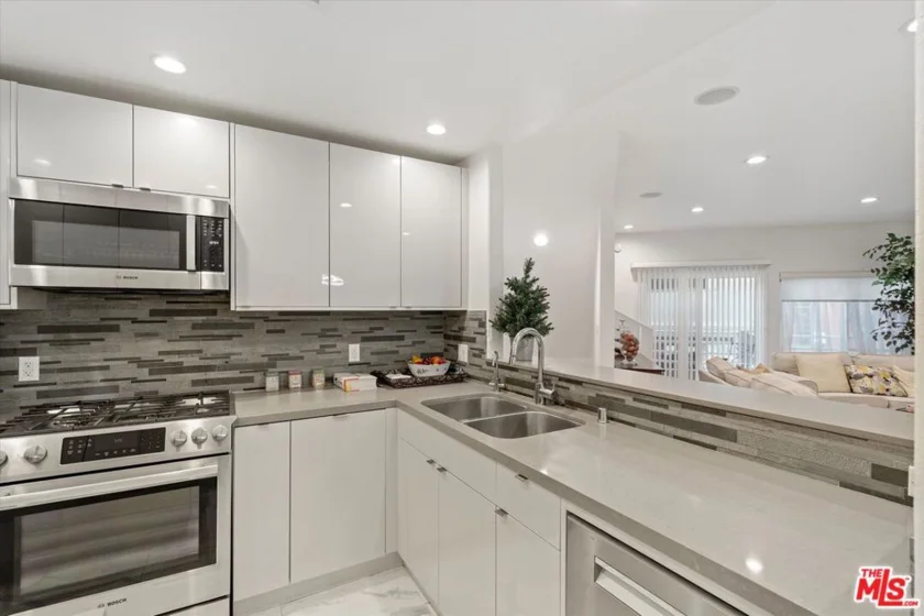 1160 Granville Avenue #108 photo 57