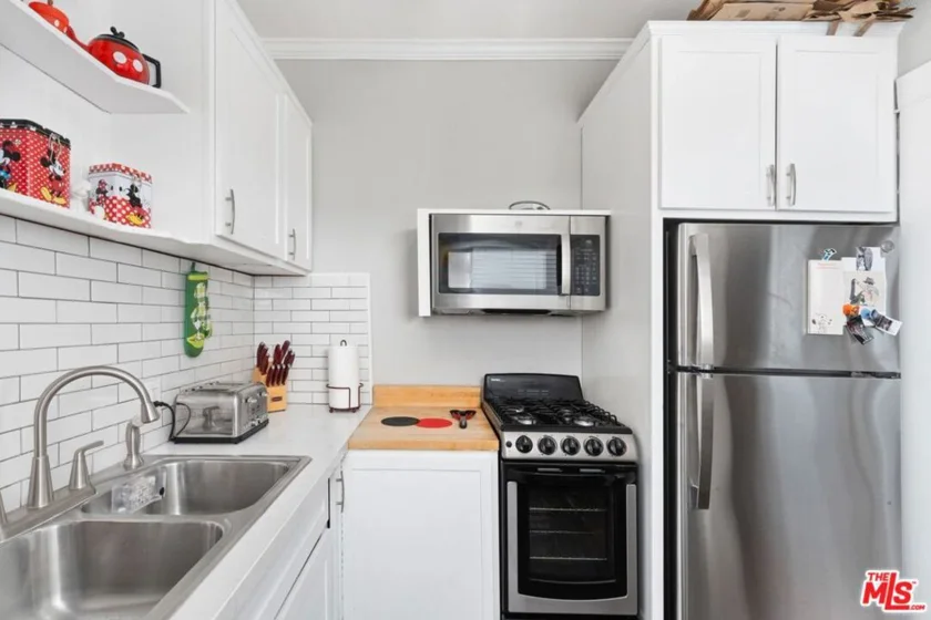 325 W 3rd Street #502 photo 16