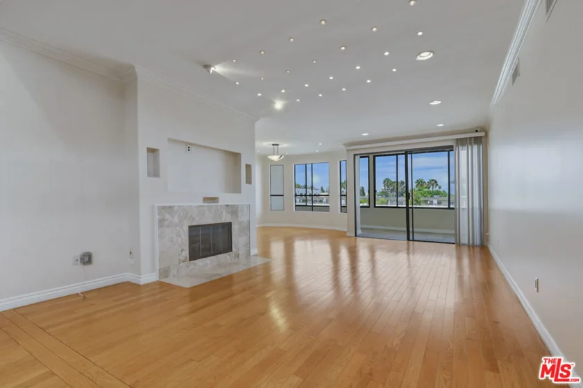 4443 Ventura Canyon Avenue #304 photo 4