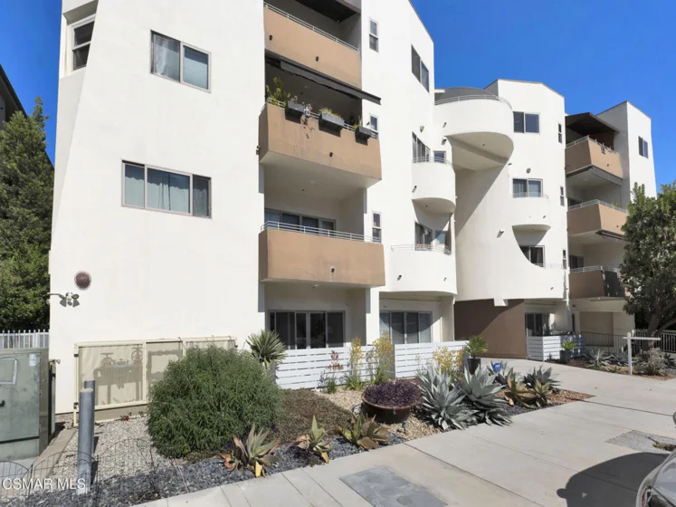 5016 Bakman Avenue #104 photo 25