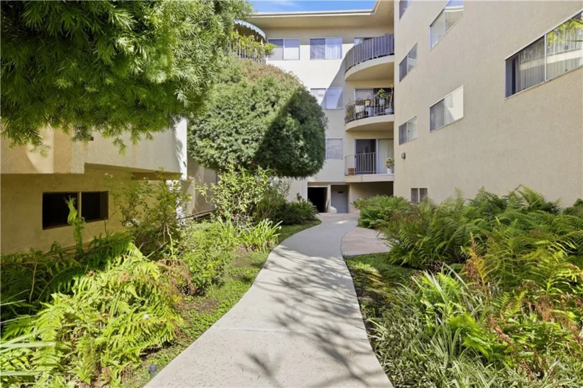 5400 Lindley Avenue #101 photo 34