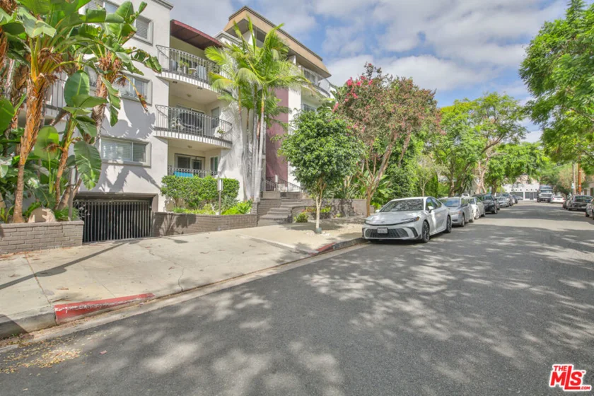 625 N Flores Street #102 photo 4