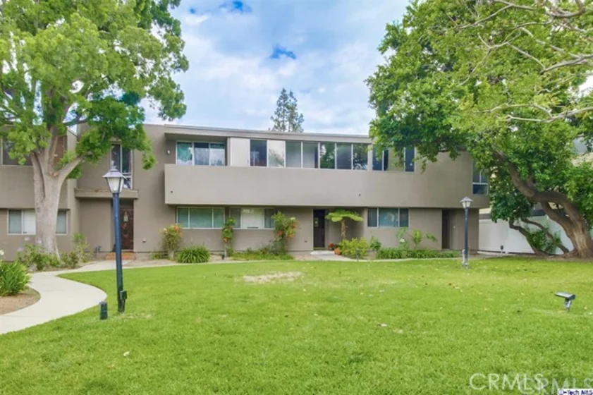 18110 Killion Street photo 1