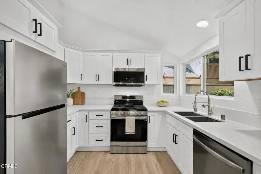 22330 Victory Boulevard #604 photo 18