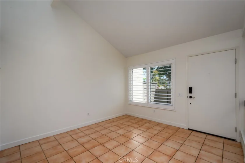 1352 N Mako photo 4
